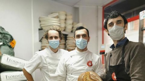 De g. à dr. : Martin Gaydon (boulanger), Erdogan Tokus (chef boulanger) et Adriano Farano. ®L.T.M. Allafort De g. à dr. : Martin Gaydon (boulanger), Erdogan Tokus (chef boulanger) et Adriano Farano. ®L.T.M. Allafort